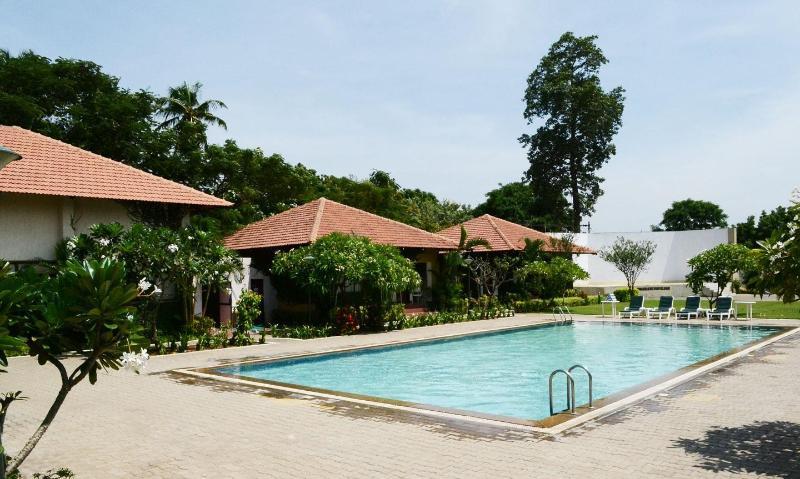 Hotel Riverside Resort And Spa Kumbakonam Exterior foto